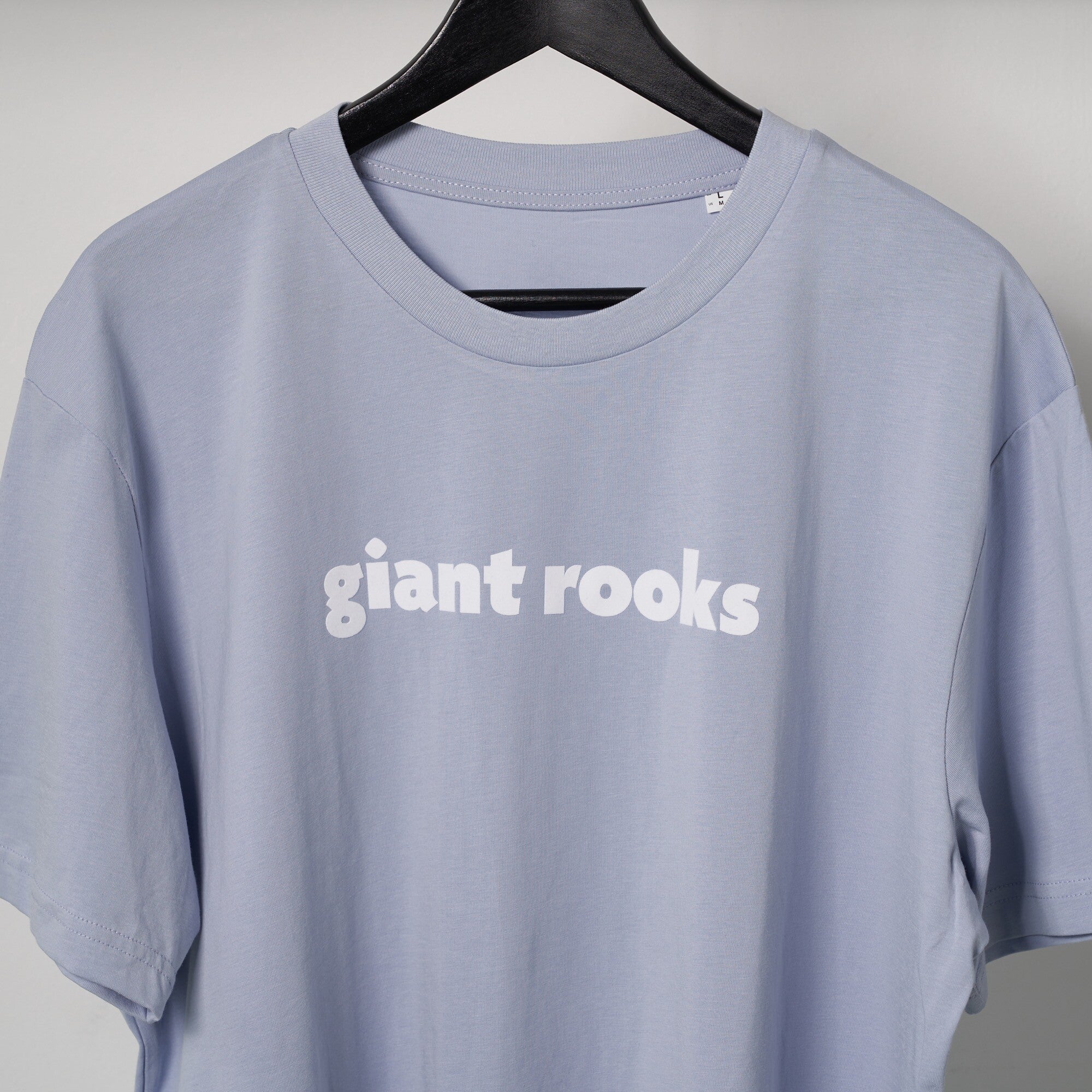 https://images.bravado.de/prod/product-assets/giant-rooks/giantrooks/products/503323/web/386170/image-thumb__386170__3000x3000_original/Giant-Rooks_Giant-Rooks-Flock_T-Shirt_s503323_o2004915_a386170_v10045999.8d98566c.jpg